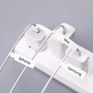 Sladdar som sitter i laddare med märkning